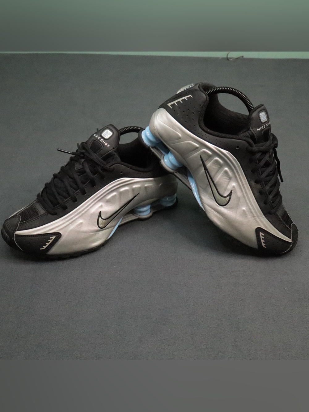 Nike Shox R4 Youth Size 7Y Womens 8.5 Metallic Silver Black Blue CW2626-004